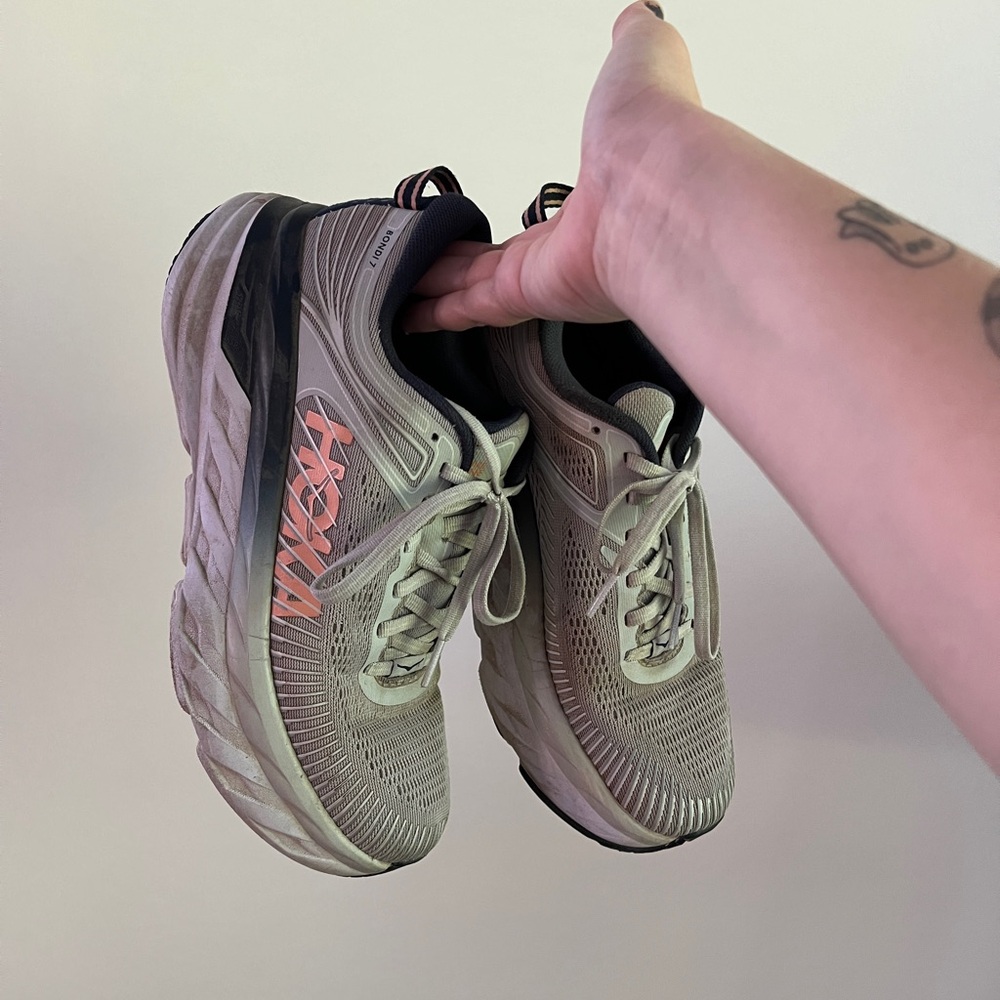 Grey and navy blue HOKA Bondi 7 running shoes 🏹